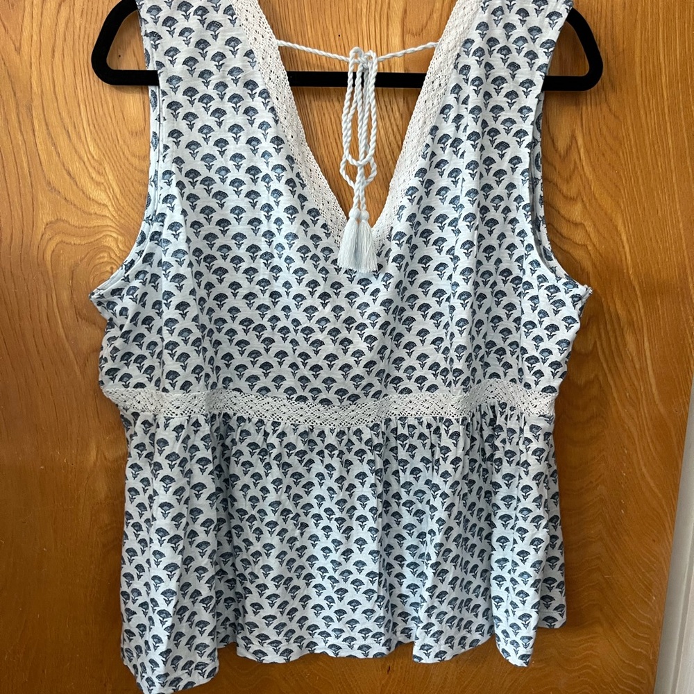 Lucky Brand White and Blue Patterned vneck tank  Blouse XL - Picture 6 of 6